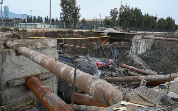 İzmir'de otopark inşaatında istinat duvarı çöktü 2 işçi enkaz altında - Resim: 0