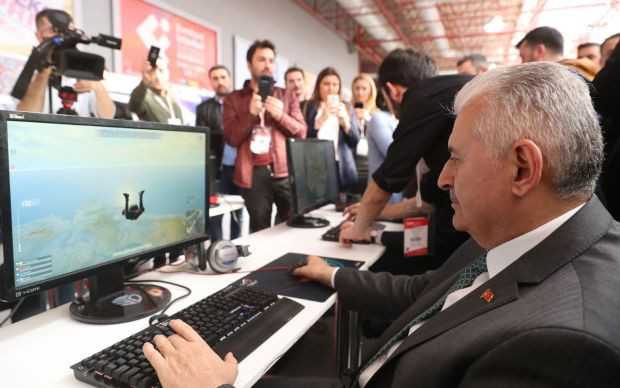 Binali Yıldırım'dan öğrencilere sürpriz ziyaret bu kez langırt oynadı - Resim: 1