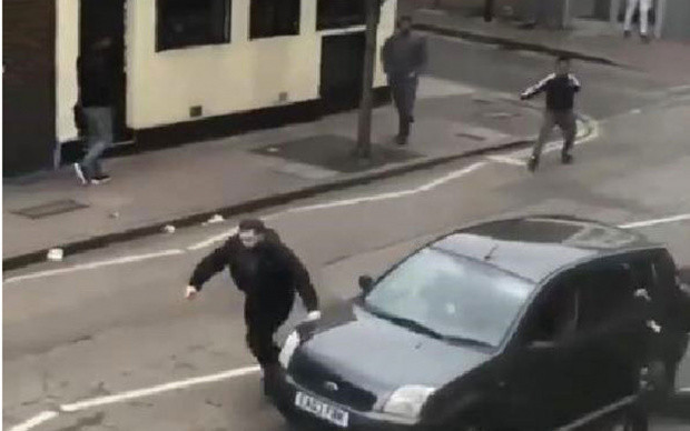 Londra'da cami önünde müslüman gruba ırkçı saldırı! - Resim: 0