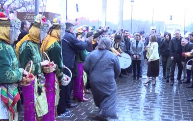 Fatma Şahin'e coşkulu karşılama! Kadın bir anda Şahin'in önüne yattı - Resim: 0