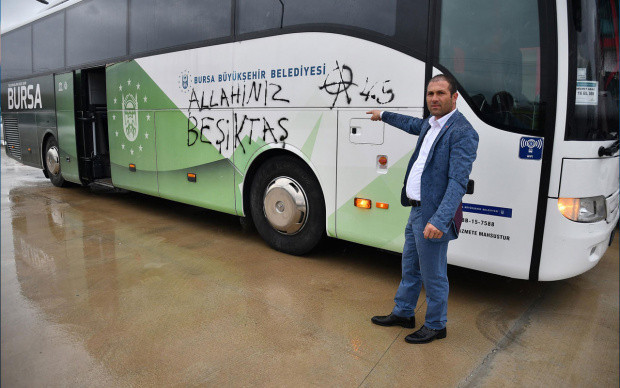 Bursaspor'un otobüsüne "Allah'ınız Beşiktaş" yazdılar - Resim: 0