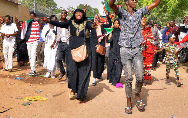 Sudan'da halk yeniden sokaklara döküldü! - Resim: 0