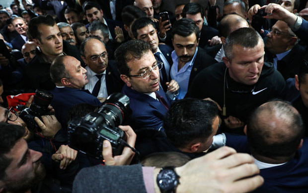 CHP Lideri Kemal Kılıçdaroğlu İmamoğlu'nun mazbata aldığı anları böyle takip etti - Resim: 1