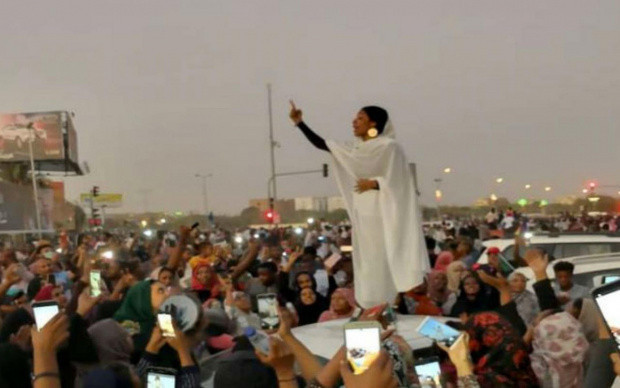 Sudan'da değişimin sembolü "Beyaz gelin" Alaa Salah: Hepimiz Kandka'yız - Resim: 0
