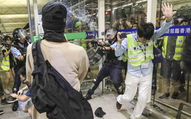 Hong Kong Havalimanı karıştı! Polis müdahale etti - Resim: 0