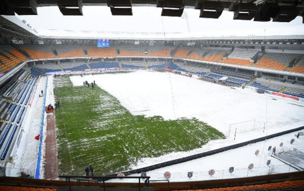 Başakşehir-Bursaspor maçı için karlar temizleniyor - Resim: 0