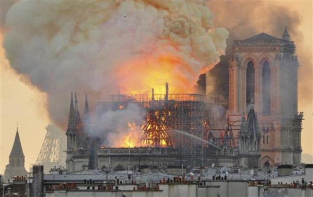 Macron, Notre Dame'ın yeniden inşası için tarih verdi - Resim: 0