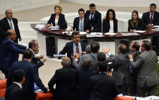 Meclis'te torba yasa kitaplı kavga - Resim: 1