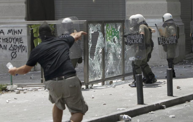 Yunanistan'da grev isyana dönüştü - Resim: 3