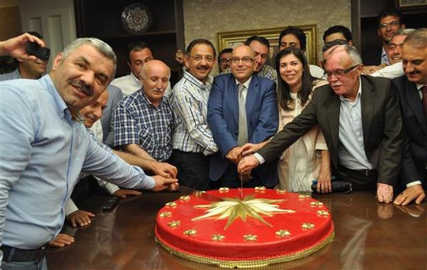 Cumhurbaşkanlığı forslu pasta kestiler - Resim: 1