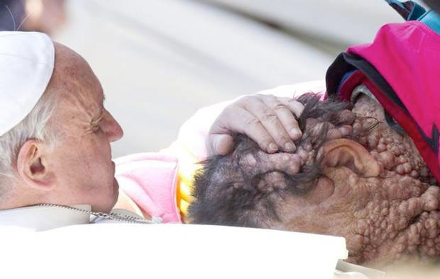 Papa'nın öpücüğü olay oldu - Resim: 3