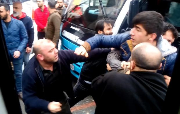 Mersin'de sürücüler birbirine girdi ortalık savaş alanına döndü! - Resim: 0