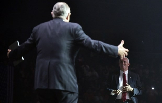 ABD'nin 2 numarası Mike Pence kimdir ikinci sınıf ünlü! - Resim: 4