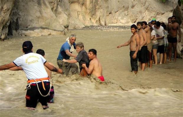 Saklıkent'te turistler selde mahsur kaldı - Resim: 3