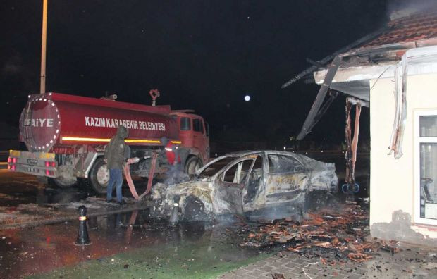 Karaman'da feci kaza! Alev topuna dönen araçtan son anda çıkarıldılar - Resim: 1