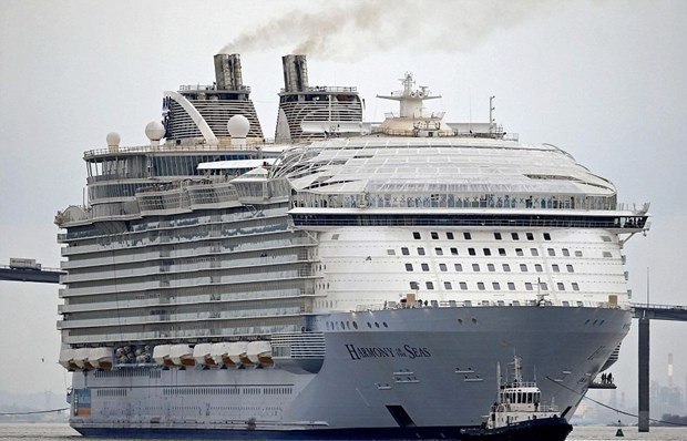 Dünyanın en büyük gemisi suya iniyor! - Resim: 1