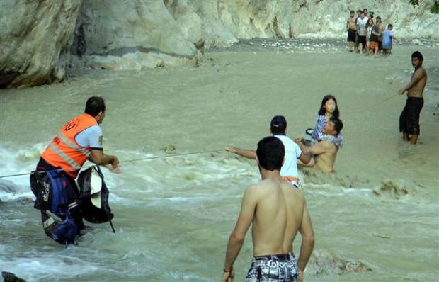 Saklıkent'te turistler selde mahsur kaldı - Resim: 2