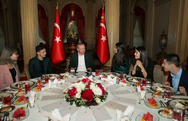 Erdoğan'ın Dolmabahçe'deki iftar yemeğinde Mesut Özil sürprizi! - Resim: 2