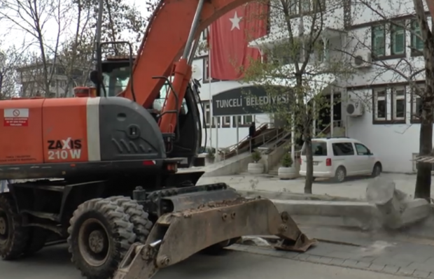 Komünist Başkan Maçoğlu, belediyenin duvar ve korkuluklarını yıktırdı! İşte nedeni - Resim: 0