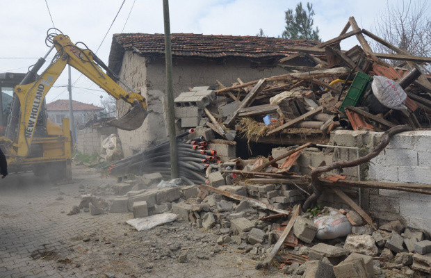 Denizli'de evi enkaza dönen aileye ikinci şok! Birbirlerine sarılıp ağladılar - Resim: 0
