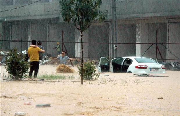 Kadın sürücü aracın içinde mahsur kaldı - Resim: 4
