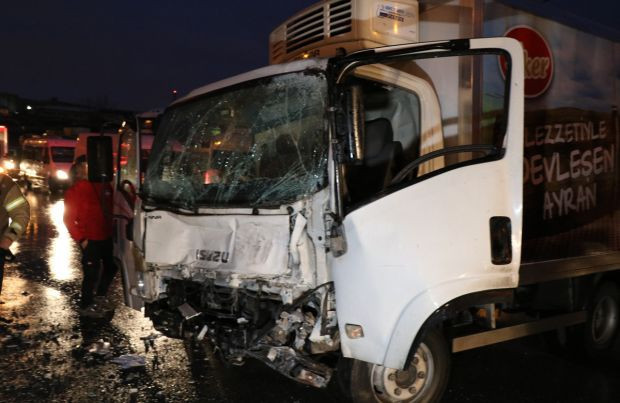 Ümraniye'de feci kaza! Servis midibüsü ile kamyonet kafa kafaya çarpıştı - Resim: 0