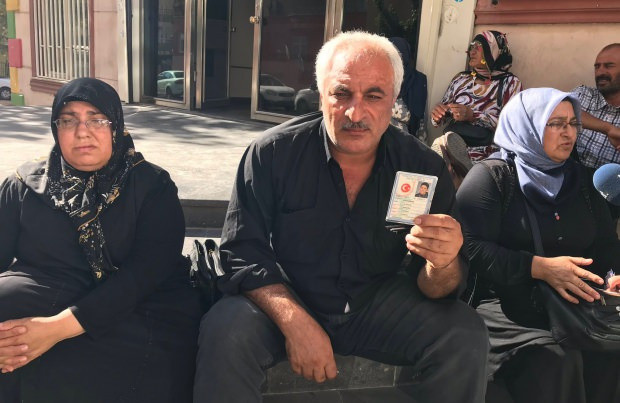 HDP Diyarbakır il binası önünde oturma eylemi yapan aile sayısı artıyor! 8 oldu - Resim: 1