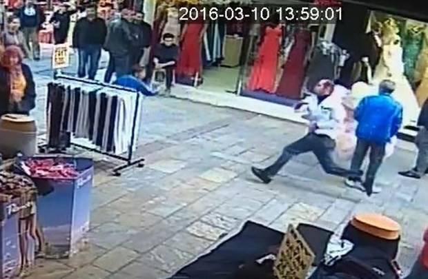 Suriyeli çocuğu yerden yere vurdu - Resim: 2