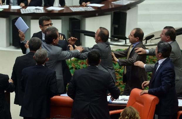 Meclis'te torba yasa kitaplı kavga - Resim: 3