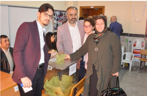 Alinur Aktaş aslen nereli eşi Sevinç Aktaş ve çocukları kimdir - Resim: 1