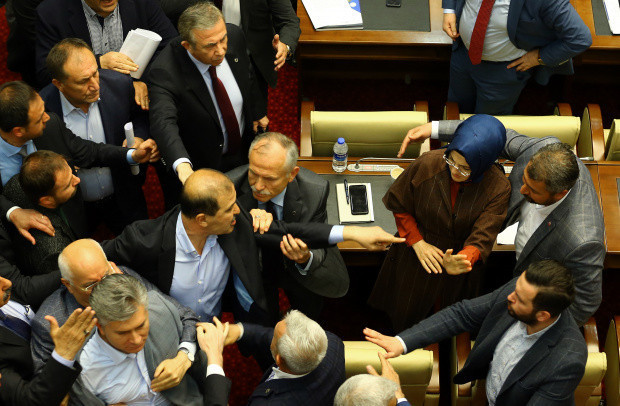 Ankara Büyükşehir Belediye Meclisi'nde büyük gerginlik! Mansur Yavaş'tan olay talimat - Resim: 1