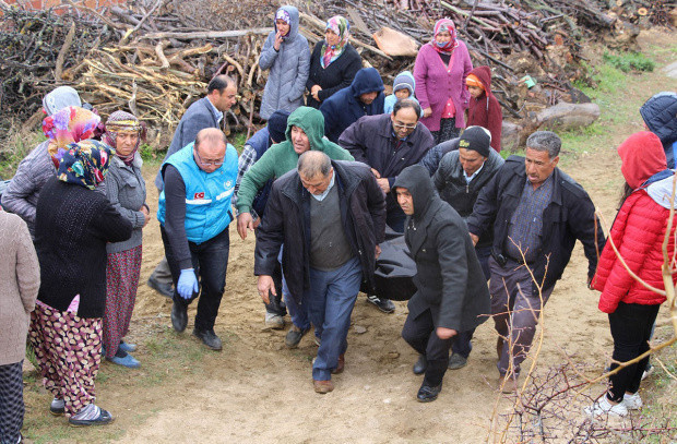 Manisa'da korkunç ölüm! Taş yüklü traktörün altında kaldı - Resim: 0