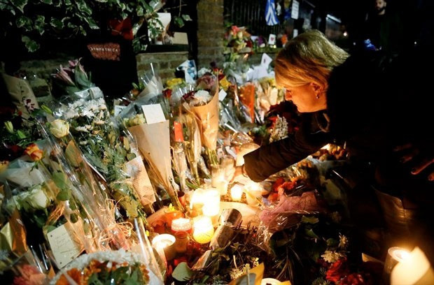 Dünyaca ünlü şarkıcıyı hayranları evinde andı - Resim: 4