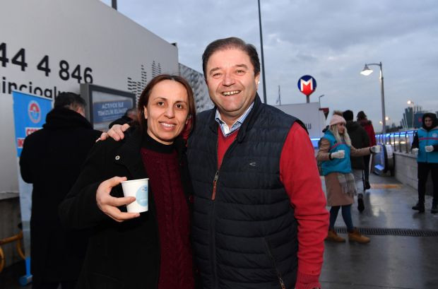 Maltepe Belediye Başkanı Ali Kılıç metroda çorba ikram etti - Resim: 0