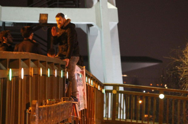İntihar etmek için üst geçide çıktı! Yükseklik korkusu olunca... - Resim: 1