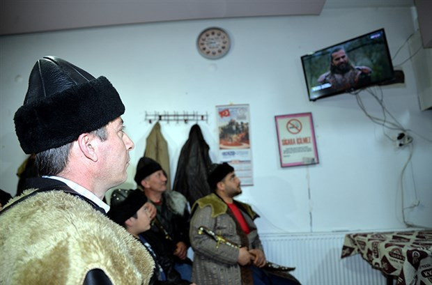 Diriliş Ertuğrul'u üç aydır böyle izliyorlar - Resim: 3
