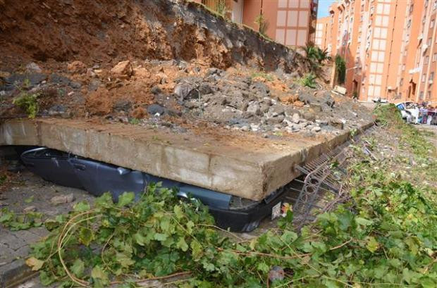 İstinat duvarı çöktü, 13 araç altında kaldı - Resim: 1