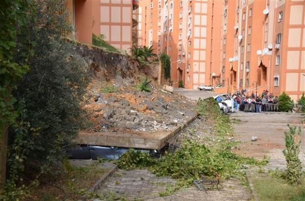 İstinat duvarı çöktü, 13 araç altında kaldı - Resim: 2