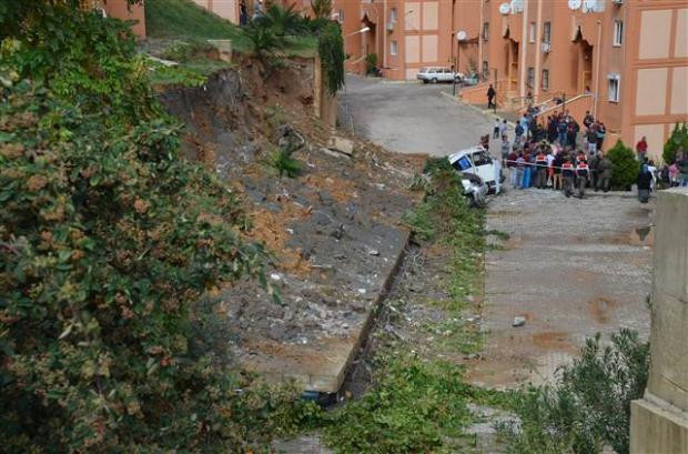 İstinat duvarı çöktü, 13 araç altında kaldı - Resim: 3