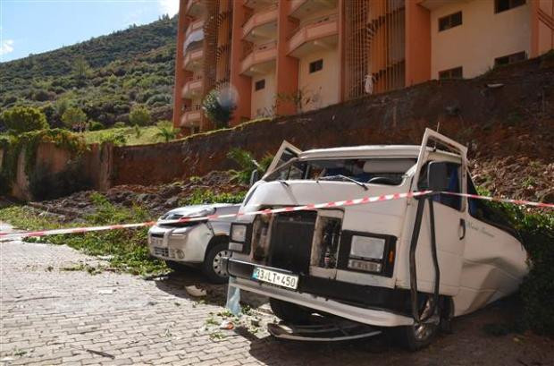 İstinat duvarı çöktü, 13 araç altında kaldı - Resim: 4