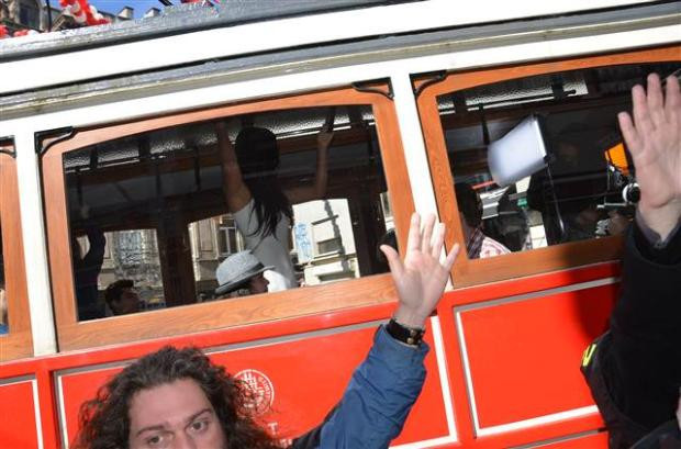 Adriana Lima eylemin ortasında kaldı - Resim: 2