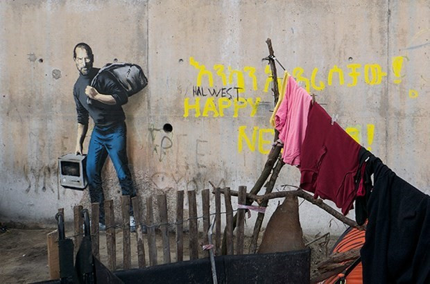 Banksy Apple'ın kurucusunu mülteci olarak çizdi - Resim: 2