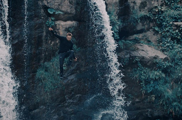 Ünlü sanatçı 15 metrelik kayalıklardan aşağıya atladı! - Resim: 1