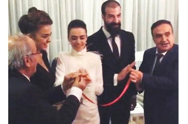 Soral evliliğe ilk adımını attı sosyal medyada paylaştı 'Söz mü?' - Resim: 1