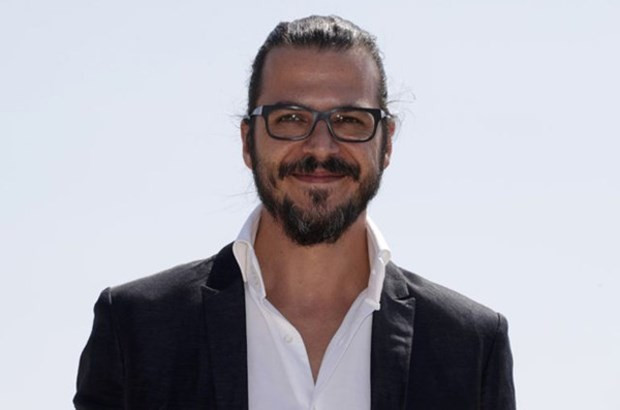 Fotoğraftaki küçük kızı tanıdınız mı? Türkiye'nin en ünlü isimlerinden - Resim: 4