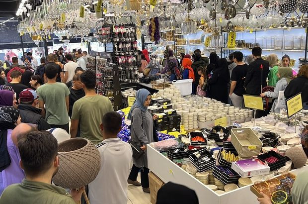 Düzce'de indirim izdihamı: Yüzde 50 indirimi duyan koştu çevik kuvvet geldi - Resim: 1