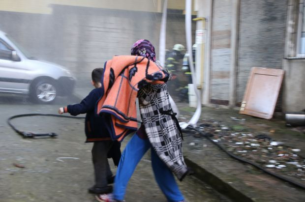 Rize'de elektrik sobası devrildi! Apartman dairesi alev alev yandı - Resim: 0