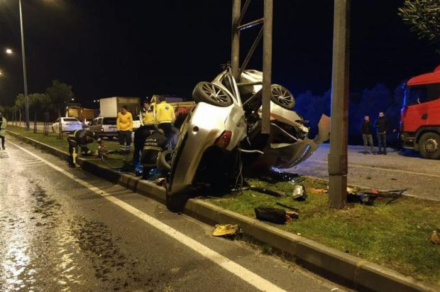 Milas'ta korkunç kaza! Otomobil ikiye katlandı - Resim: 1