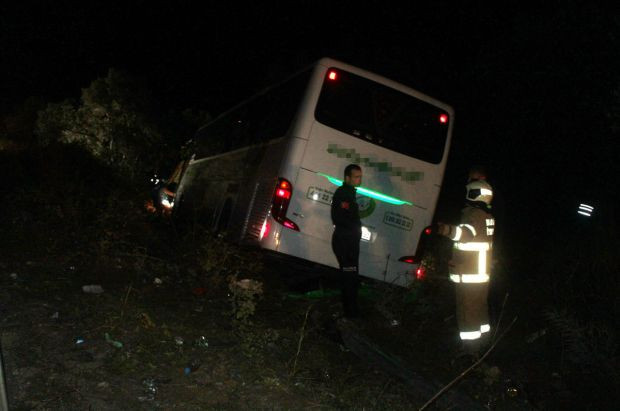 Balıkesir Gömeç'te otobüs ile kamyon çarpıştı! Ölü ve yaralılar var - Resim: 0