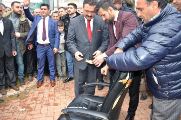 Başkan seçilen gürbüz'ün ilk işi: Makam koltuğunu yakmak - Resim: 0
